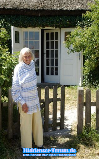 Ilse Ebel Juli 2006 vor ihrem Haus