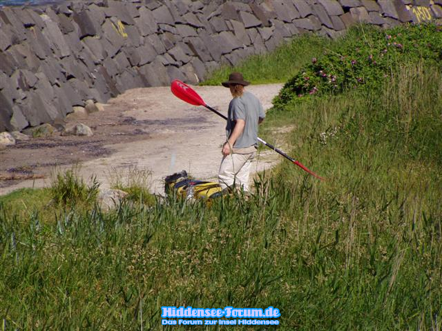 Ich dachte immer, man paddelt mit seinem Boot auf dem Wasser , aber man kann es auch auf Land hinter sich her ziehen