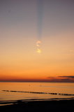 Sonnenuntergang mit Wolke (Wirft Schatten)