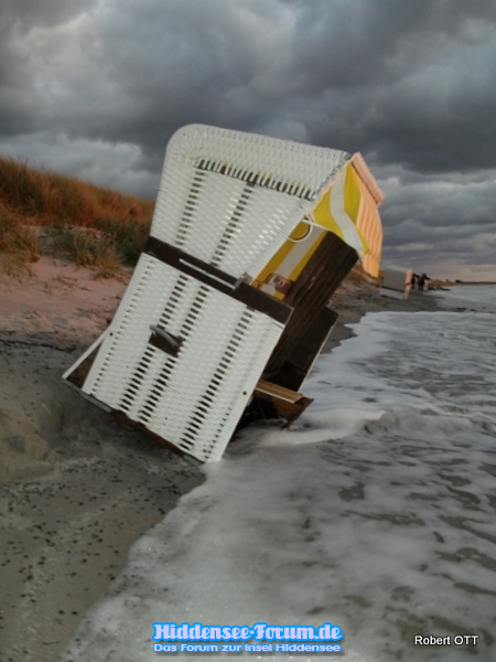 Ostsee holt sich lamgsam die Strandkörbe