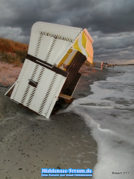 Ostsee holt sich lamgsam die Strandkörbe