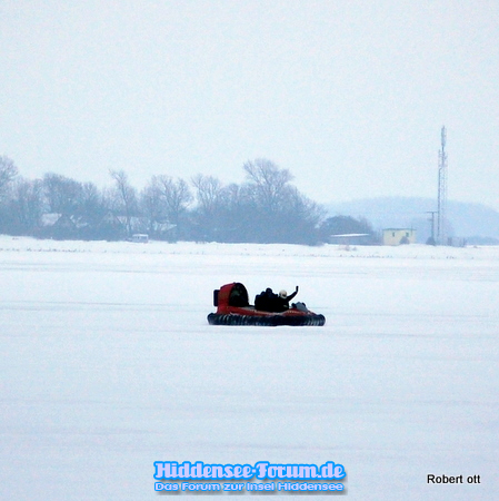 Luftkissenboot kommt zur Insel