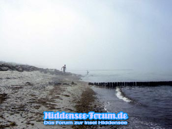 Jogger im Küstennebel