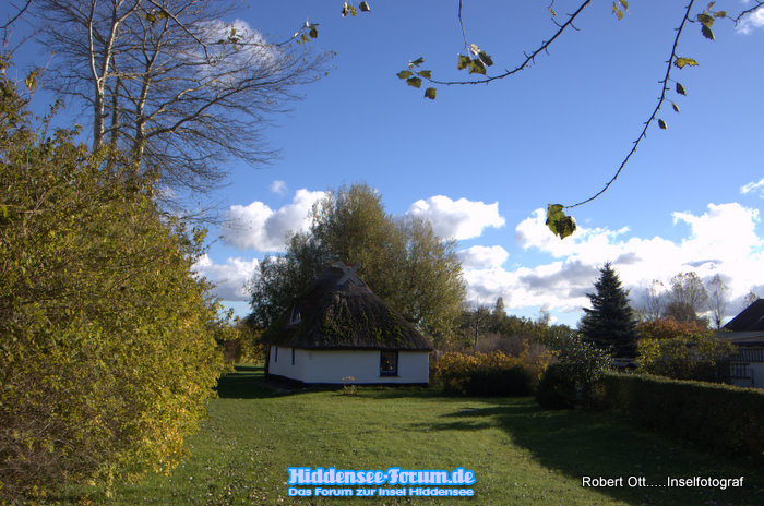 Kleines Hexenhaus im Herbst