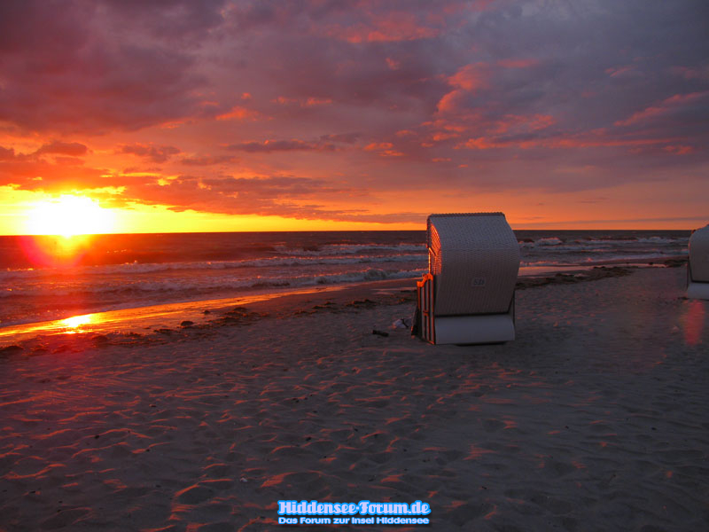 Strandkorb im Sonnenuntergang