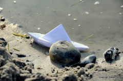 erste Urlauber lassen spuren am Strand