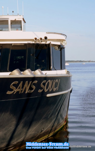 Flusskreuzfahrtschiff liegt in Vitte