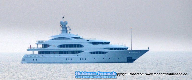 Superyacht am Strand