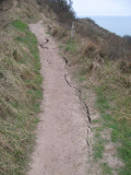 Weg an der Steilküste mit Riss 2