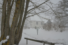 Plötzlicher Schneesturm an der Kirche