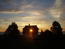 Sonnenaufgang in Vitte, die Sonne scheint durch das Fenster vom Bodden aus.