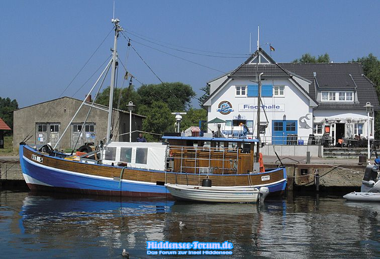 VIT 5 hat angelegt vor der Fischhalle im hafen von Vitte