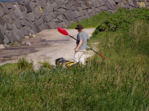 Ich dachte immer, man paddelt mit seinem Boot auf dem Wasser , aber man kann es auch auf Land hinter sich her ziehen