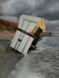 Ostsee holt sich lamgsam die Strandkörbe