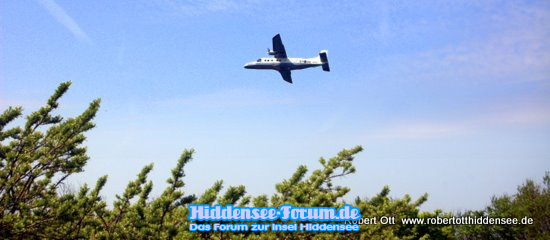 Flugzeug fliegt tief wegen den Paraffin.Hält ausschau.