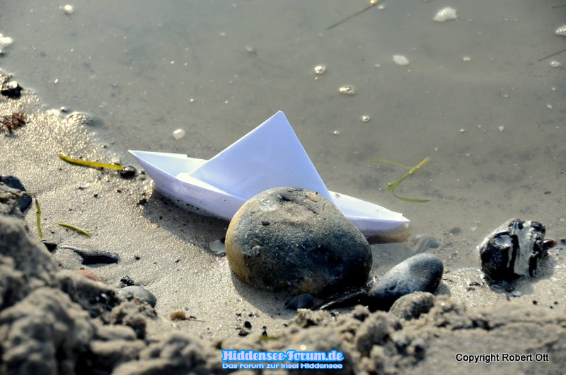 erste Urlauber lassen spuren am Strand