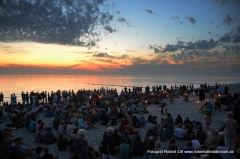 Romantik Konzert, am Strand lockt Besucher u. Insulaner