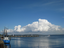 Wolken am Hafen in Vitte