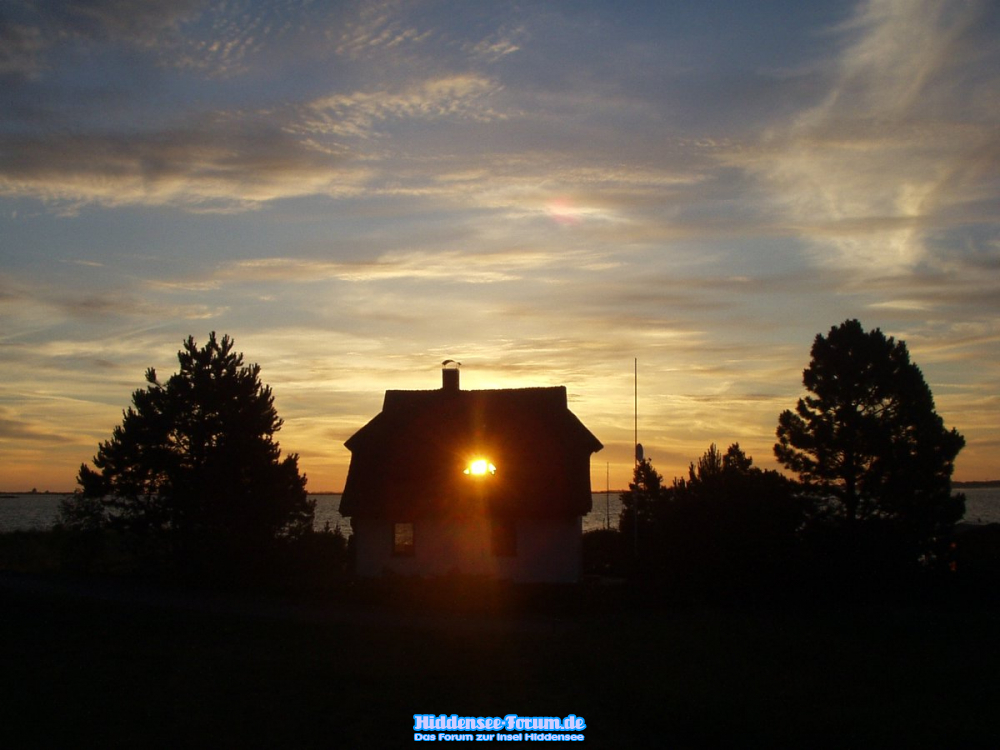 Sonnenaufgang in Vitte, die Sonne scheint durch das Fenster vom Bodden aus.